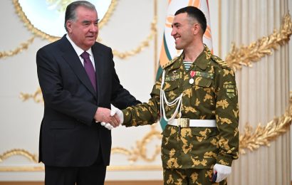 Пешвои миллат Эмомалӣ Раҳмон ба намояндагони сохторҳои қудратӣ ва низомӣ мукофотҳои давлатӣ супориданд