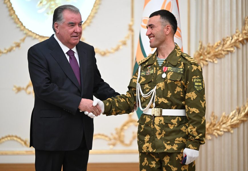 Пешвои миллат Эмомалӣ Раҳмон ба намояндагони сохторҳои қудратӣ ва низомӣ мукофотҳои давлатӣ супориданд