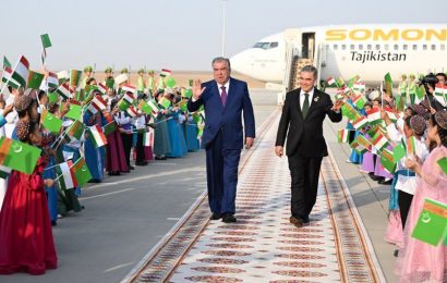Президенти Ҷумҳурии Тоҷикистон Эмомалӣ Раҳмон бо сафари корӣ вориди шаҳри Туркменбошии Туркманистон шуданд