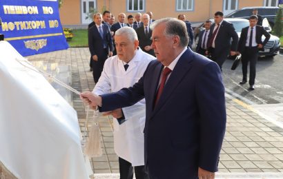 Президенти Ҷумҳурии Тоҷикистон Эмомалӣ Раҳмон дар шаҳри Ваҳдат як қатор иншооти нави иҷтимоӣ ва истеҳсолиро мавриди истифода қарор доданд