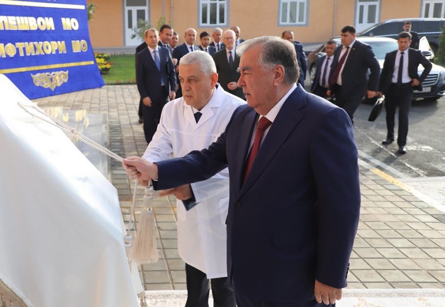 Президенти Ҷумҳурии Тоҷикистон Эмомалӣ Раҳмон дар шаҳри Ваҳдат як қатор иншооти нави иҷтимоӣ ва истеҳсолиро мавриди истифода қарор доданд