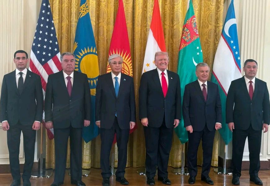 Иштироки Пешвои миллат Эмомалӣ Раҳмон дар зиёфати корӣ дар чаҳорчӯби Ҳамоиши дуюм дар қолаби “Осиёи Марказӣ-ИМА” (С5+1) Иштироки Пешвои миллат Эмомалӣ Раҳмон дар зиёфати корӣ дар чаҳорчӯби Ҳамоиши дуюм дар қолаби “Осиёи Марказӣ-ИМА” (С5+1)