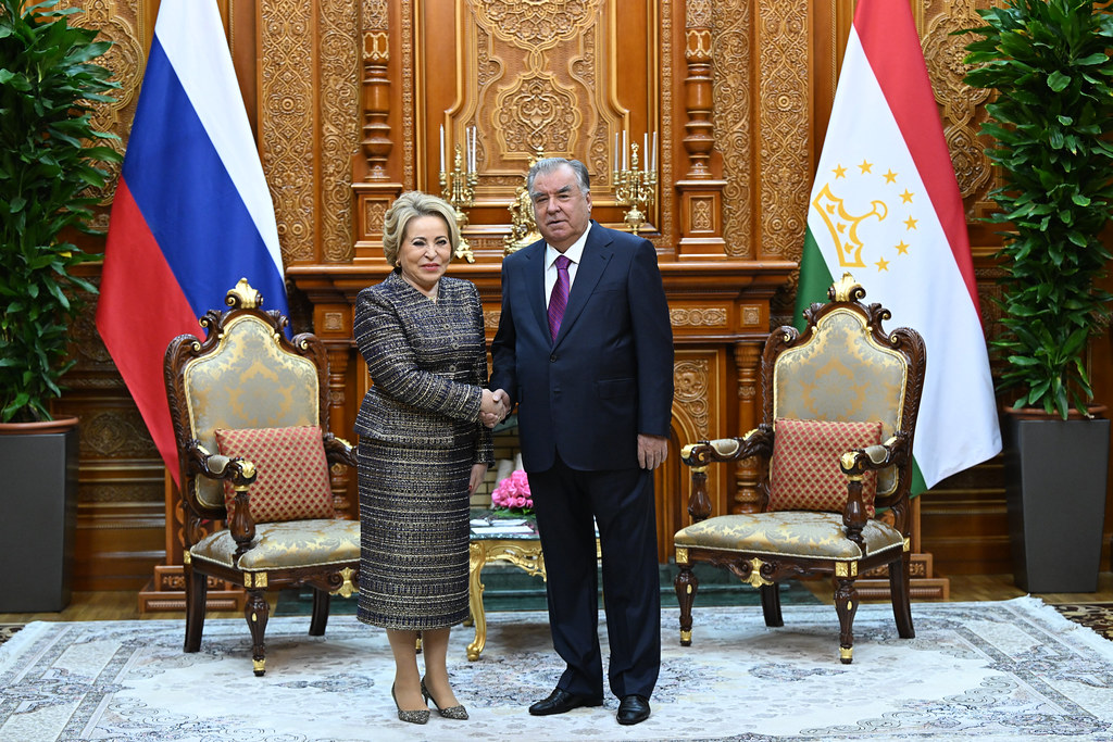 Президенти Ҷумҳурии Тоҷикистон Эмомалӣ Раҳмон Валентина Матвиенкоро ба ҳузур пазируфтанд