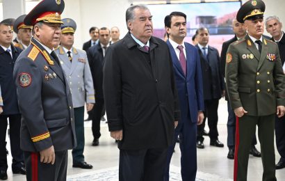 Пешвои миллат Эмомалӣ Раҳмон ба таври фосилавии биноҳои истиқоматӣ барои кормандони мақомоти корҳои дохилӣ дар шаҳрҳои Душанбе ва Хуҷандро ифтитоҳ намуданд