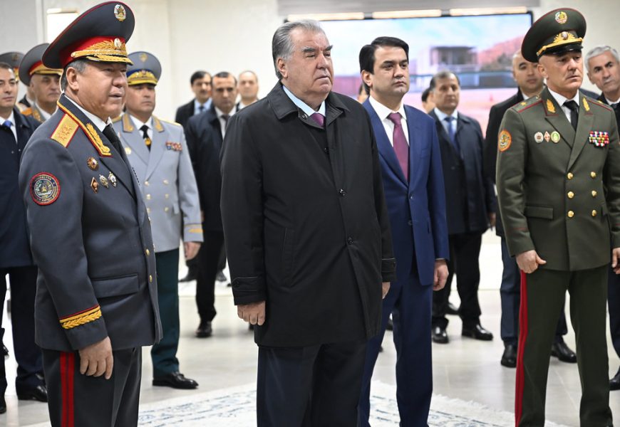 Пешвои миллат Эмомалӣ Раҳмон ба таври фосилавии биноҳои истиқоматӣ барои кормандони мақомоти корҳои дохилӣ дар шаҳрҳои Душанбе ва Хуҷандро ифтитоҳ намуданд