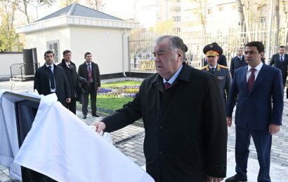 Пешвои миллат Эмомалӣ Раҳмон дар шаҳри Душанбе бинои нави шуъбаи Вазорати корҳои дохилӣ 1 дар ноҳияи Синоро ба истифода доданд