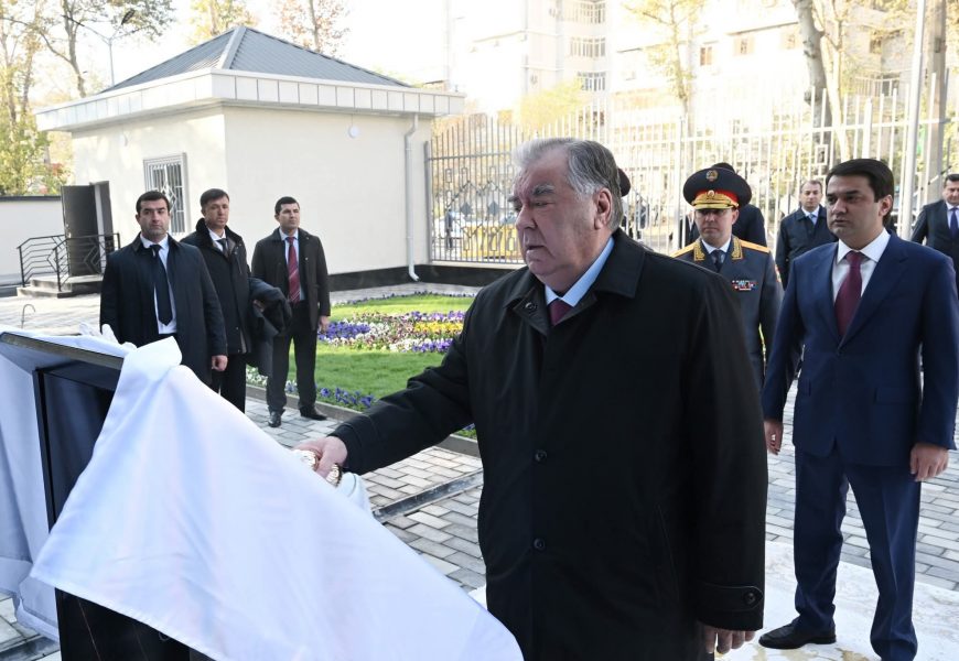 Пешвои миллат Эмомалӣ Раҳмон дар шаҳри Душанбе бинои нави шуъбаи Вазорати корҳои дохилӣ 1 дар ноҳияи Синоро ба истифода доданд