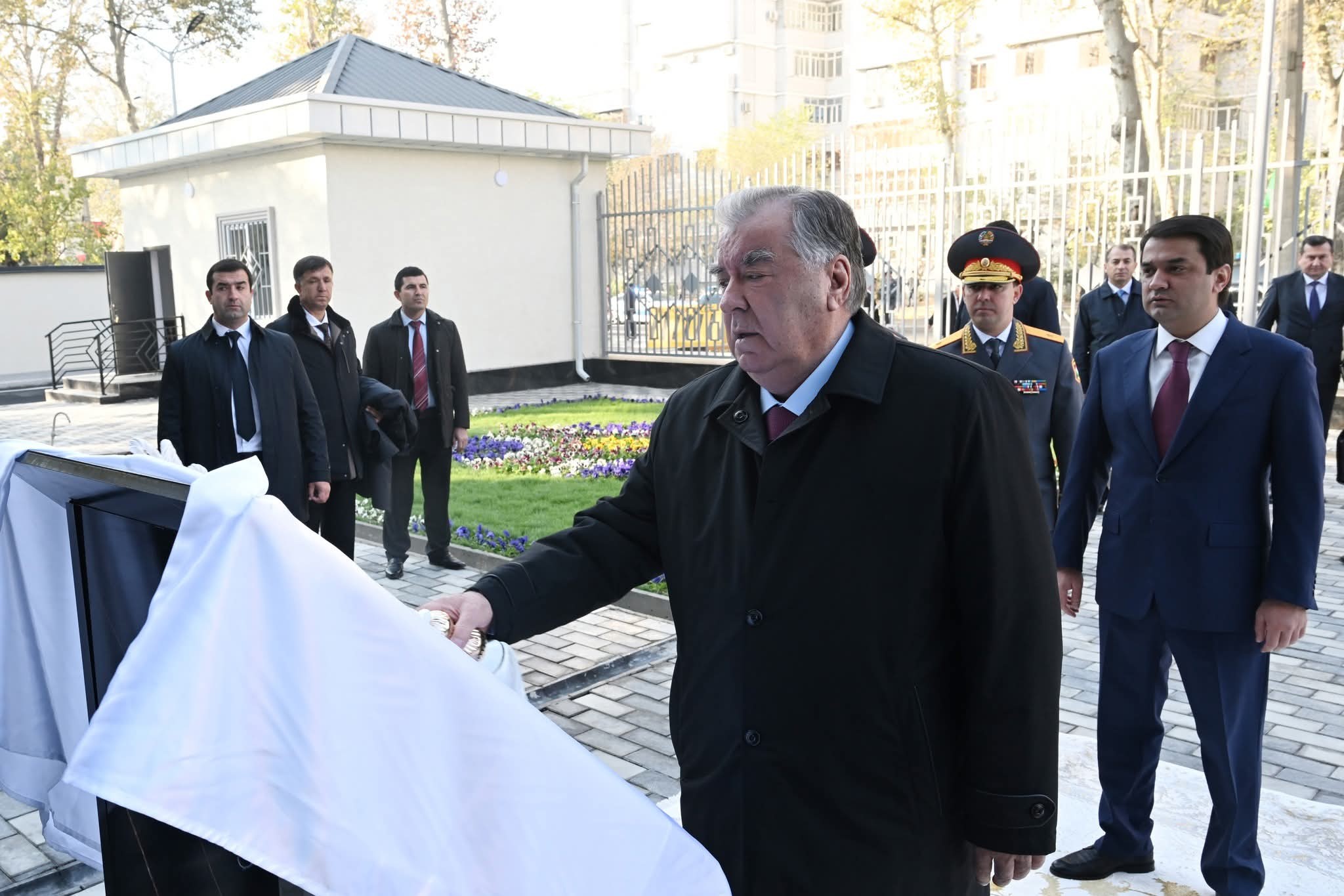 Пешвои миллат Эмомалӣ Раҳмон дар шаҳри Душанбе бинои нави шуъбаи Вазорати корҳои дохилӣ 1 дар ноҳияи Синоро ба истифода доданд