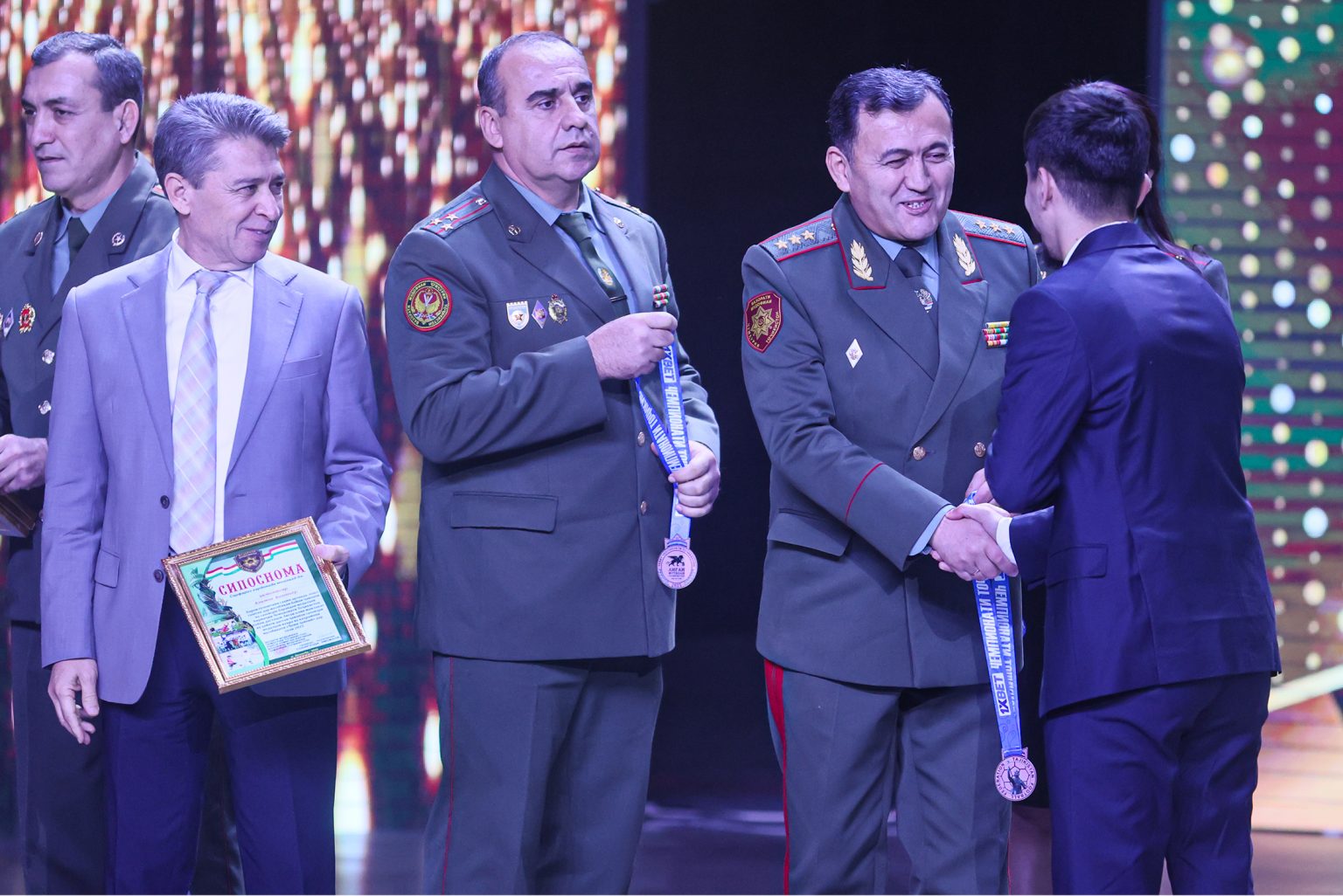 Дар Душанбе маросими супоридани медалҳо ба футболбозони КМВА баргузор шуд Дар Душанбе маросими супоридани медалҳо ба футболбозони КМВА баргузор шуд