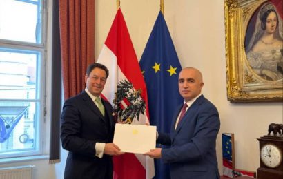 Сафири Тоҷикистон ба сардори ташрифоти Вазорати федералии корҳои аврупоии Австрия нусхаҳои эътимоднома супорид