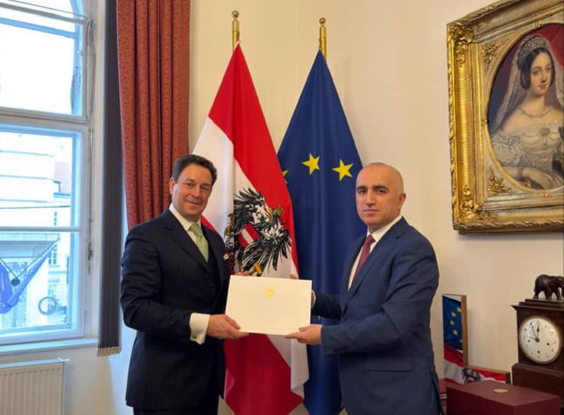 Сафири Тоҷикистон ба сардори ташрифоти Вазорати федералии корҳои аврупоии Австрия нусхаҳои эътимоднома супорид