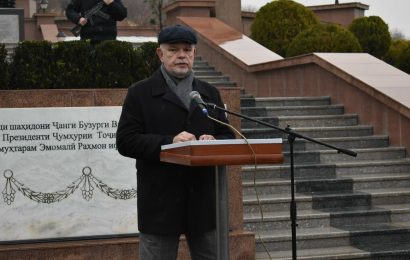 Торжественный митинг в Парке Победы Торжественный митинг в Парке Победы