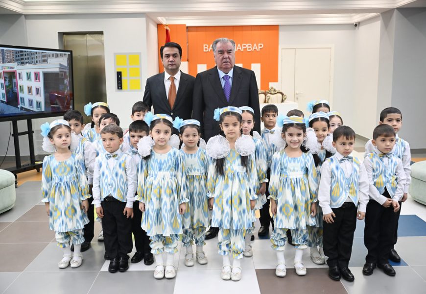 Пешвои миллат Эмомалӣ Раҳмон дар ноҳияи Шоҳмансури шаҳри Душанбе Муассисаи таҳсилоти томактабии хусусии Ватанпарварро ифтитоҳ намуданд