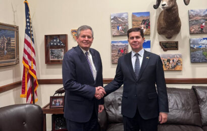 Сафири Тоҷикистон бо сенатори Иёлоти Муттаҳидаи Амрико мулоқот намуд Сафири Тоҷикистон бо сенатори Иёлоти Муттаҳидаи Амрико мулоқот намуд