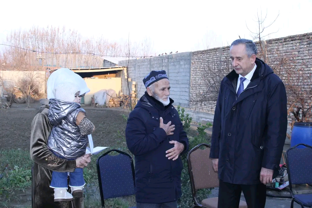 Президенти Тоҷикистон ба хонаводаи афсари шаҳид хонаи истиқоматӣ тақдим намуданд Президенти Тоҷикистон ба хонаводаи афсари шаҳид хонаи истиқоматӣ тақдим намуданд