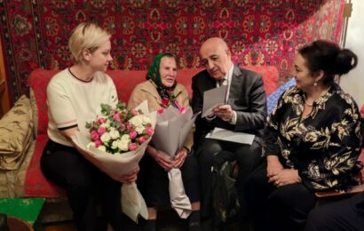 Сафорати Русия собиқадори ҶБВ-ро бо 100-солагиаш табрик намуд Сафорати Русия собиқадори ҶБВ-ро бо 100-солагиаш табрик намуд