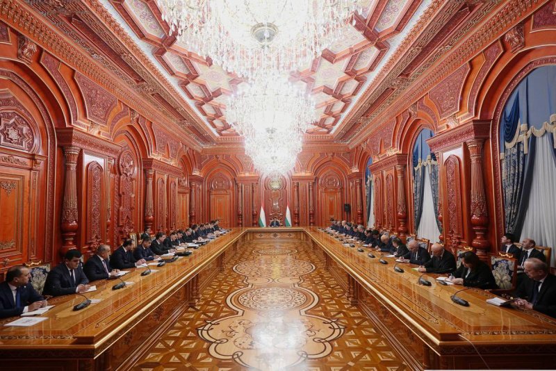 Рустами Эмомалӣ бо бостоншиносону таърихнигорон вохӯрӣ намуданд Рустами Эмомалӣ бо бостоншиносону таърихнигорон вохӯрӣ намуданд