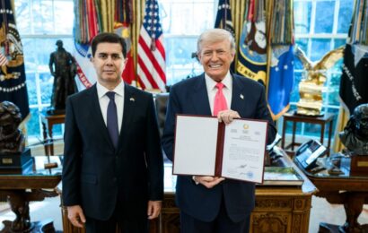 Сафири Тоҷикистон дар Амрико ба Доналд Трамп эътимоднома супорид Сафири Тоҷикистон дар Амрико ба Доналд Трамп эътимоднома супорид