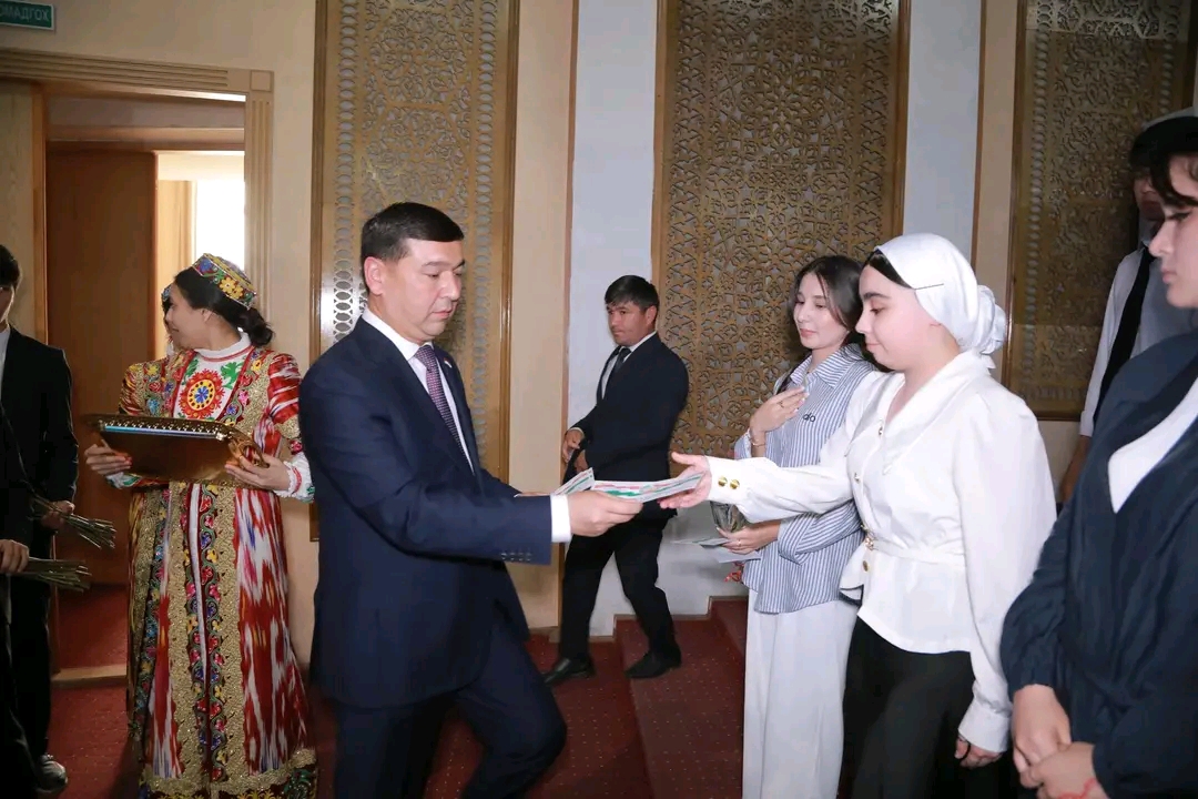 Хуҷанд: Раиси шаҳр ба 220 донишҷӯ мукофотпулӣ тақдим намуд Хуҷанд: Раиси шаҳр ба 220 донишҷӯ мукофотпулӣ тақдим намуд