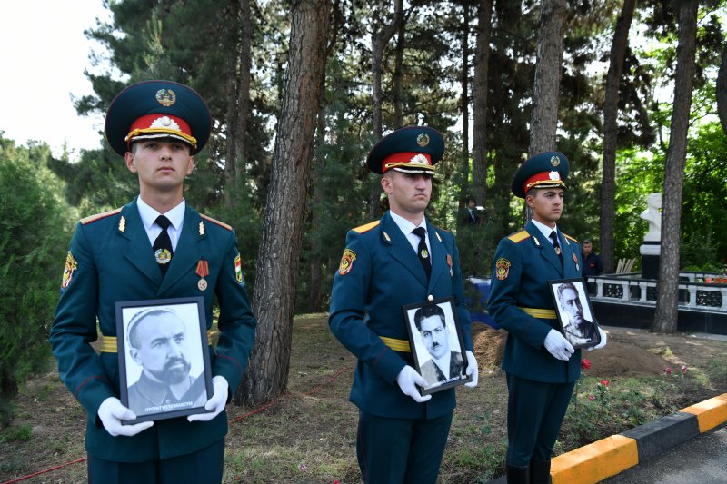 Хоки гӯри шахсиятҳои таърихӣ ба хок супурда шуд Хоки гӯри шахсиятҳои таърихӣ ба хок супурда шуд