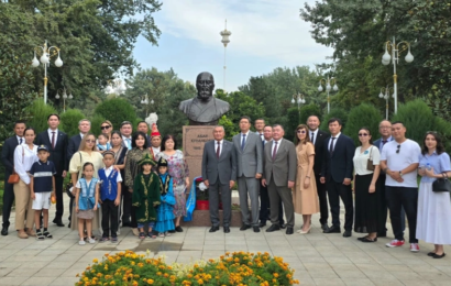 В Душанбе состоялась церемония возложения цветов к бюсту Абая Кунанбаева В Душанбе состоялась церемония возложения цветов к бюсту Абая Кунанбаева
