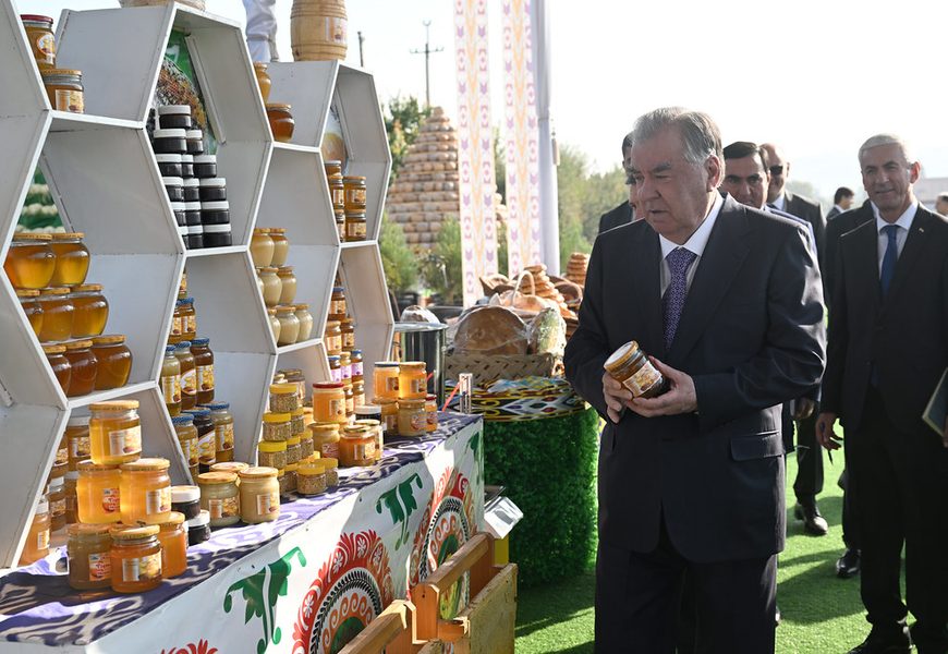 Президент Таджикистана посетил выставку сельхозпродукции, народных ремёсел и национальных блюд в Вахдате Президент Таджикистана посетил выставку сельхозпродукции, народных ремёсел и национальных блюд в Вахдате