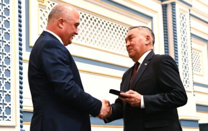 Посол Казахстана вручил юбилейные медали представителям высшего руководства и депутатского корпуса Таджикистана Посол Казахстана вручил юбилейные медали представителям высшего руководства и депутатского корпуса Таджикистана
